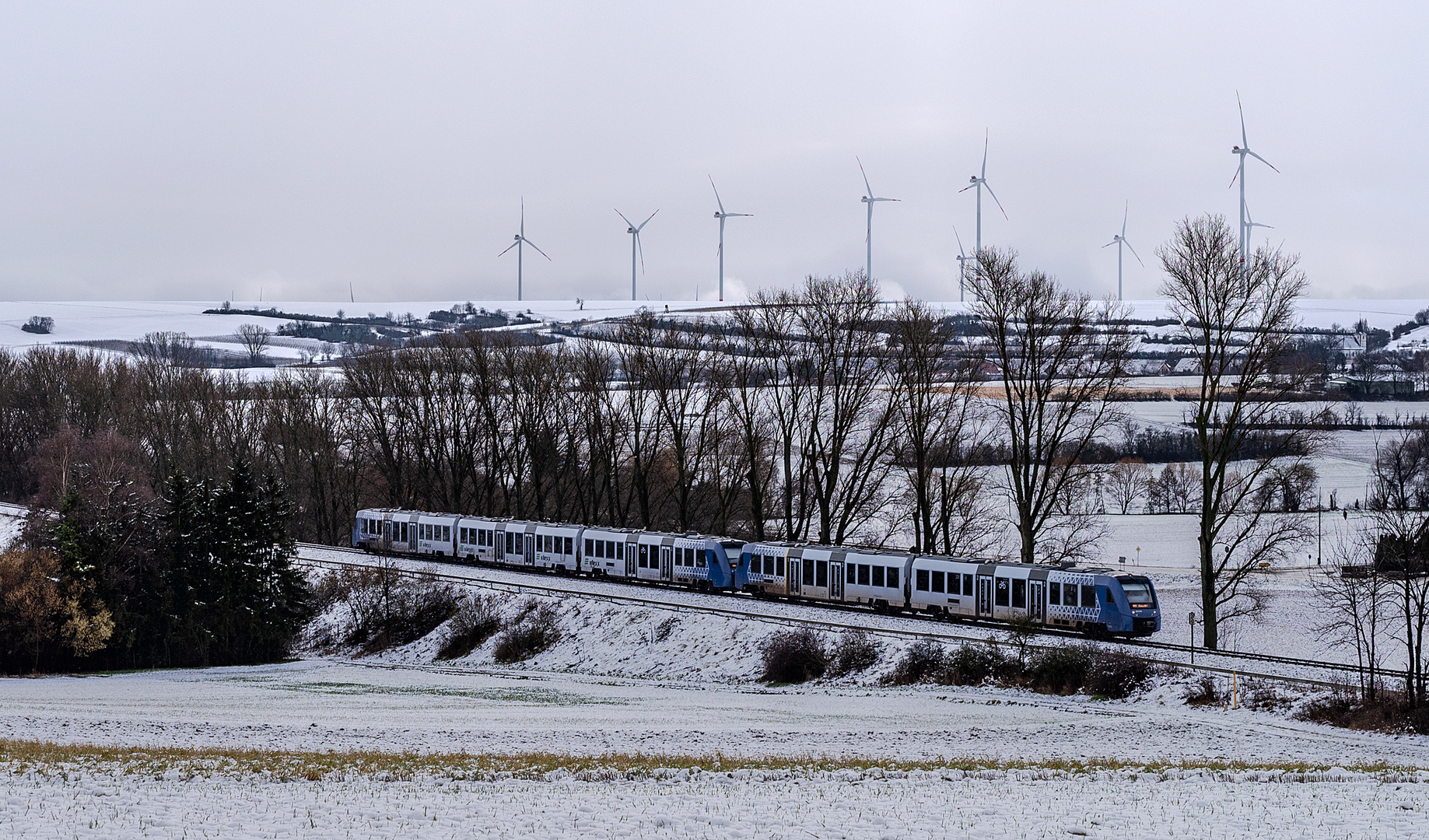 Eine dünne Schneedecke