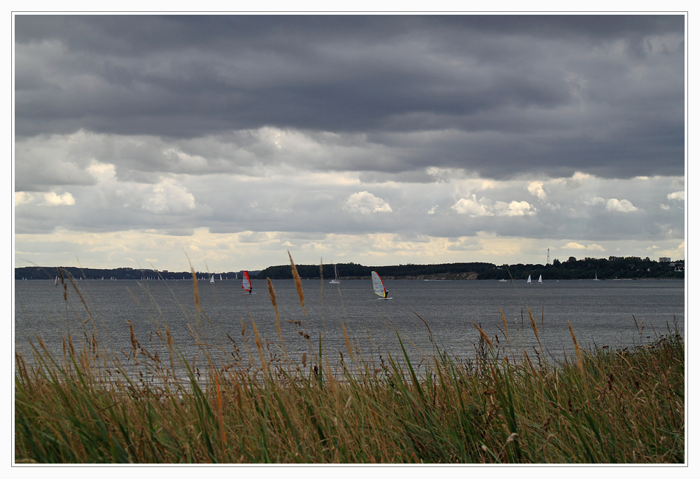 Eine dunkle Wolkendecke