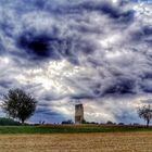 Eine einsame Mauer mitten in der Landschaft