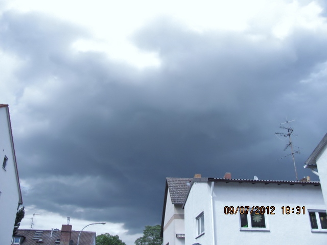 Eine einzige schwarze Wolke