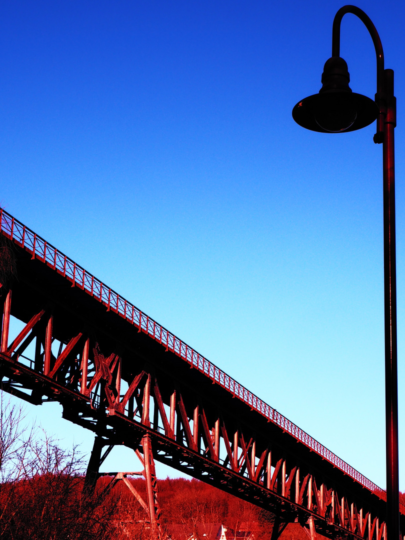 Eine Eisenbahnbrücke