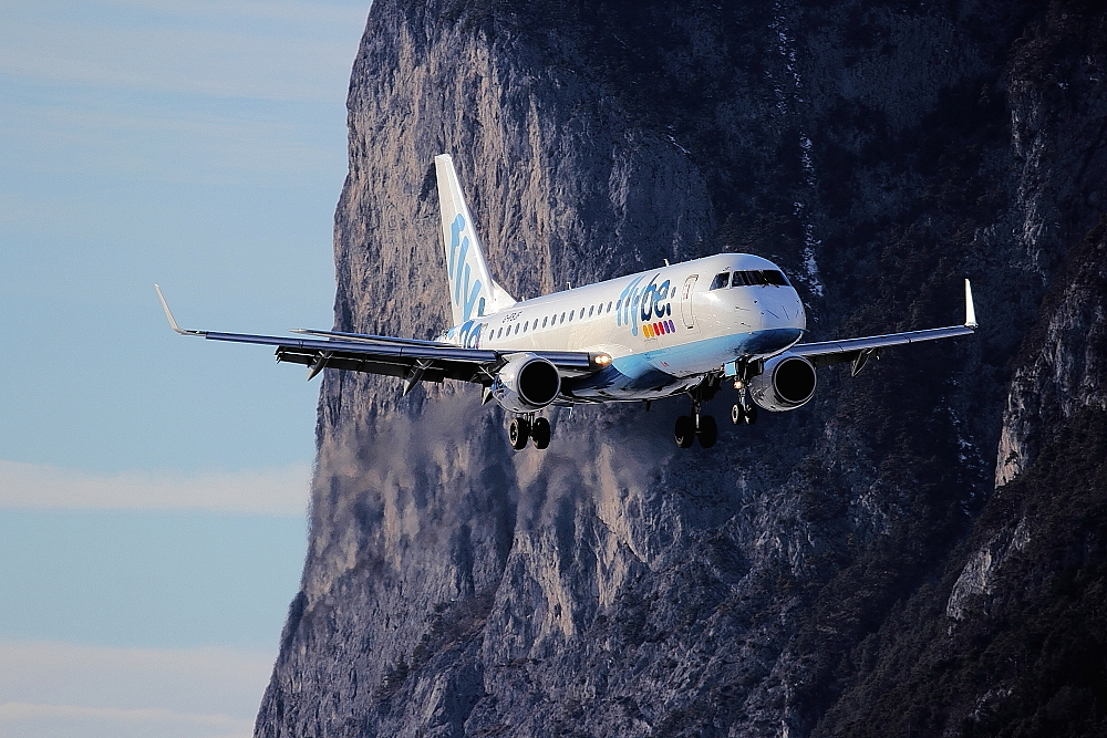 Eine Embraer 175 der Flybe -im Landeanflug auf die 08- in LOWI - Airport INN - Innsbruck