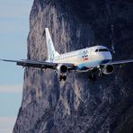 Eine Embraer 175 der Flybe -im Landeanflug auf die 08- in LOWI - Airport INN - Innsbruck