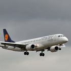 - Eine Embraer 190 im Anflug auf die Landebahn 25R des Frankfurter Flughafen -