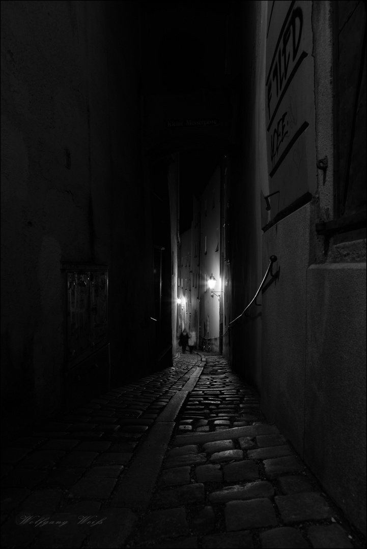 Eine enge Gasse bei Nacht in Passau.