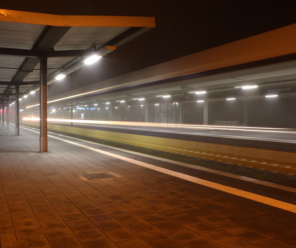 Eine EVB hat Ausfahrt in Richtung Bremervörde.