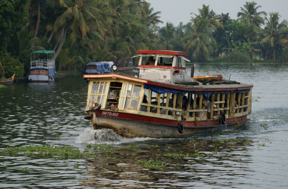 Eine Fähre in den Backwaters