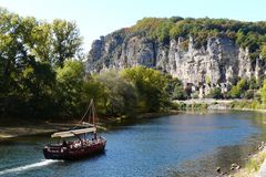 Eine Fahrt auf der Dordogne - vorbei an La Roque-Gageac