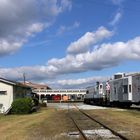 Eine Fairbanks Morse AS-416 mit Bay Window Caboose vor dem Roundhouse des NCTM