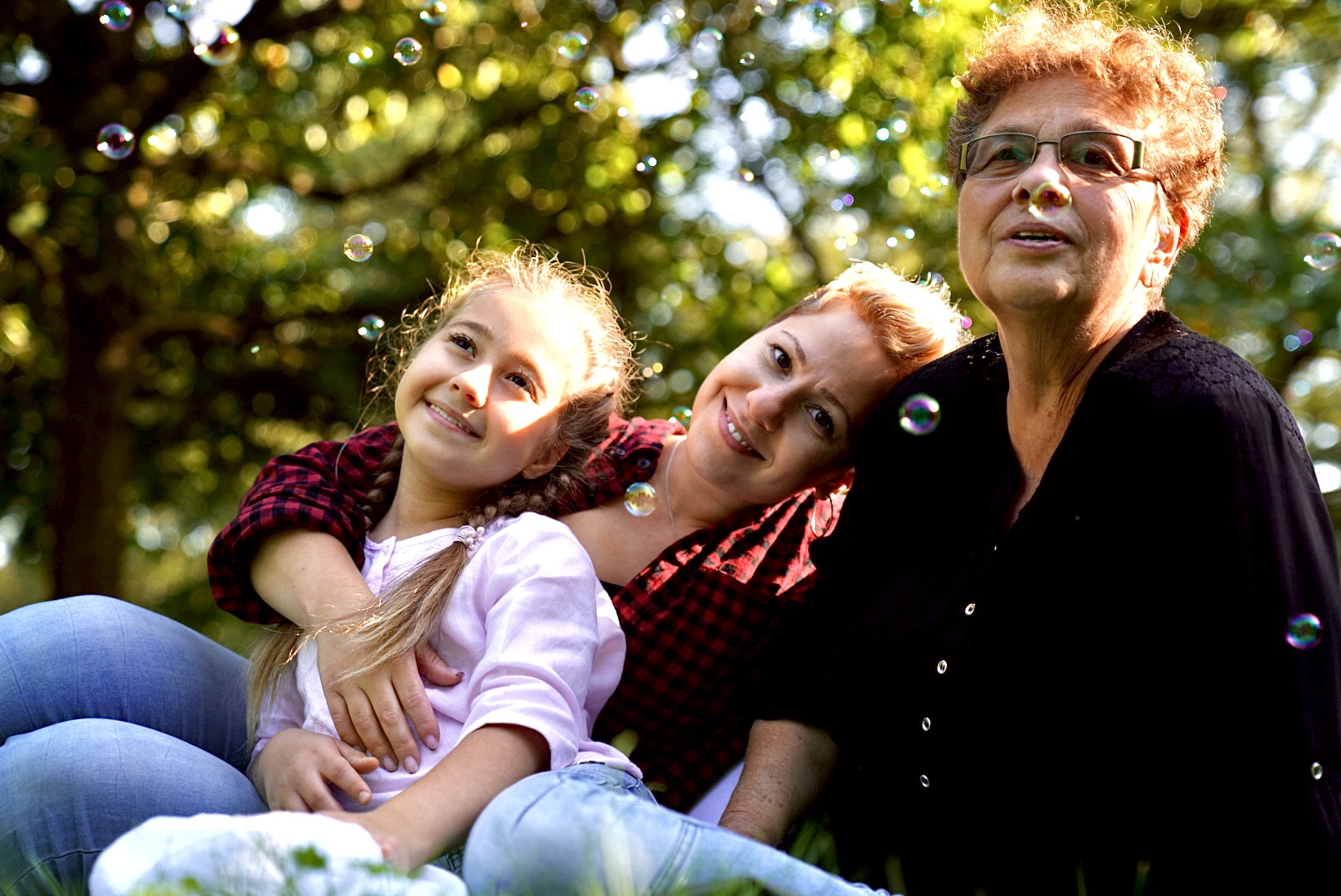 Eine Familie, drei Generationen, drei Frauen, ein Band.