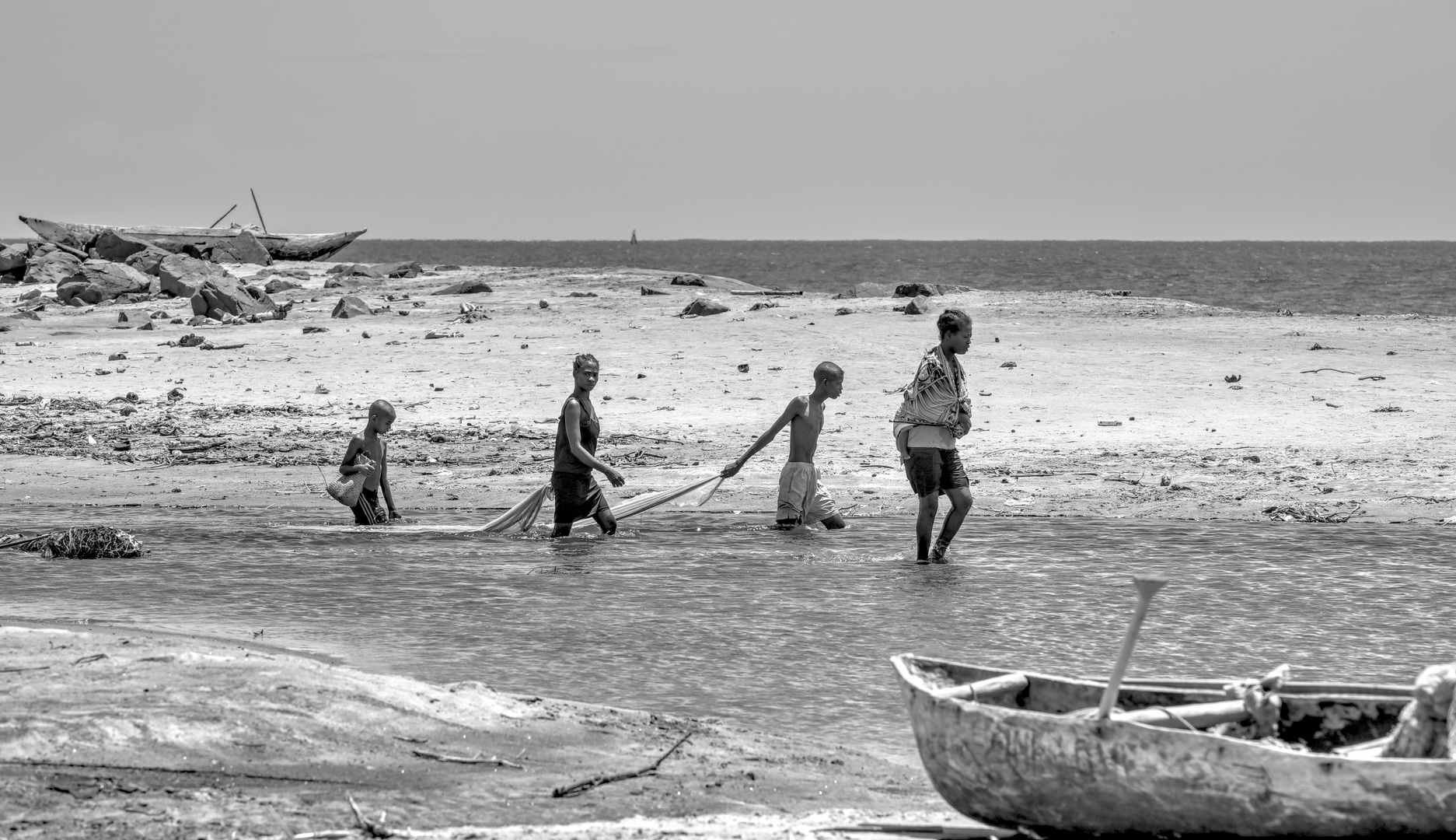 Eine Familie sucht nach Fischen