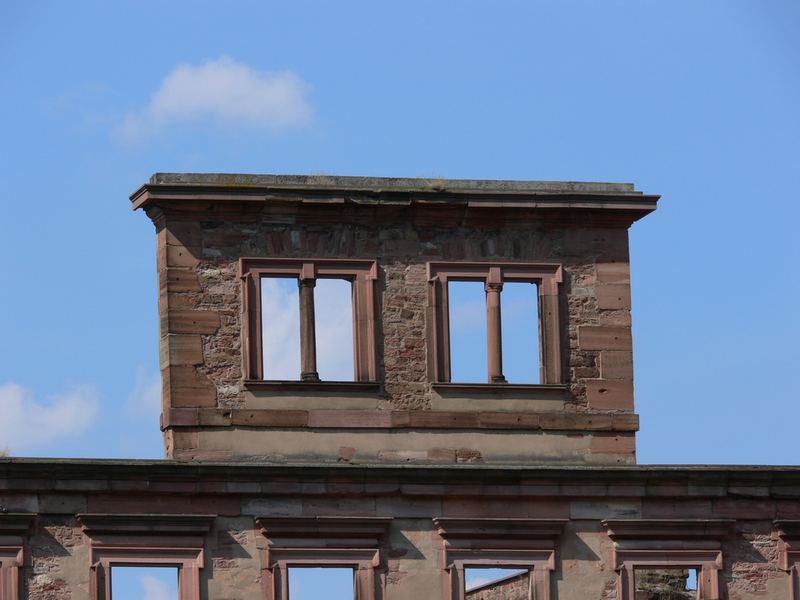 EINE FARCE: der Blick durchs Fenster in einen blauen Himmel