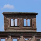 EINE FARCE: der Blick durchs Fenster in einen blauen Himmel