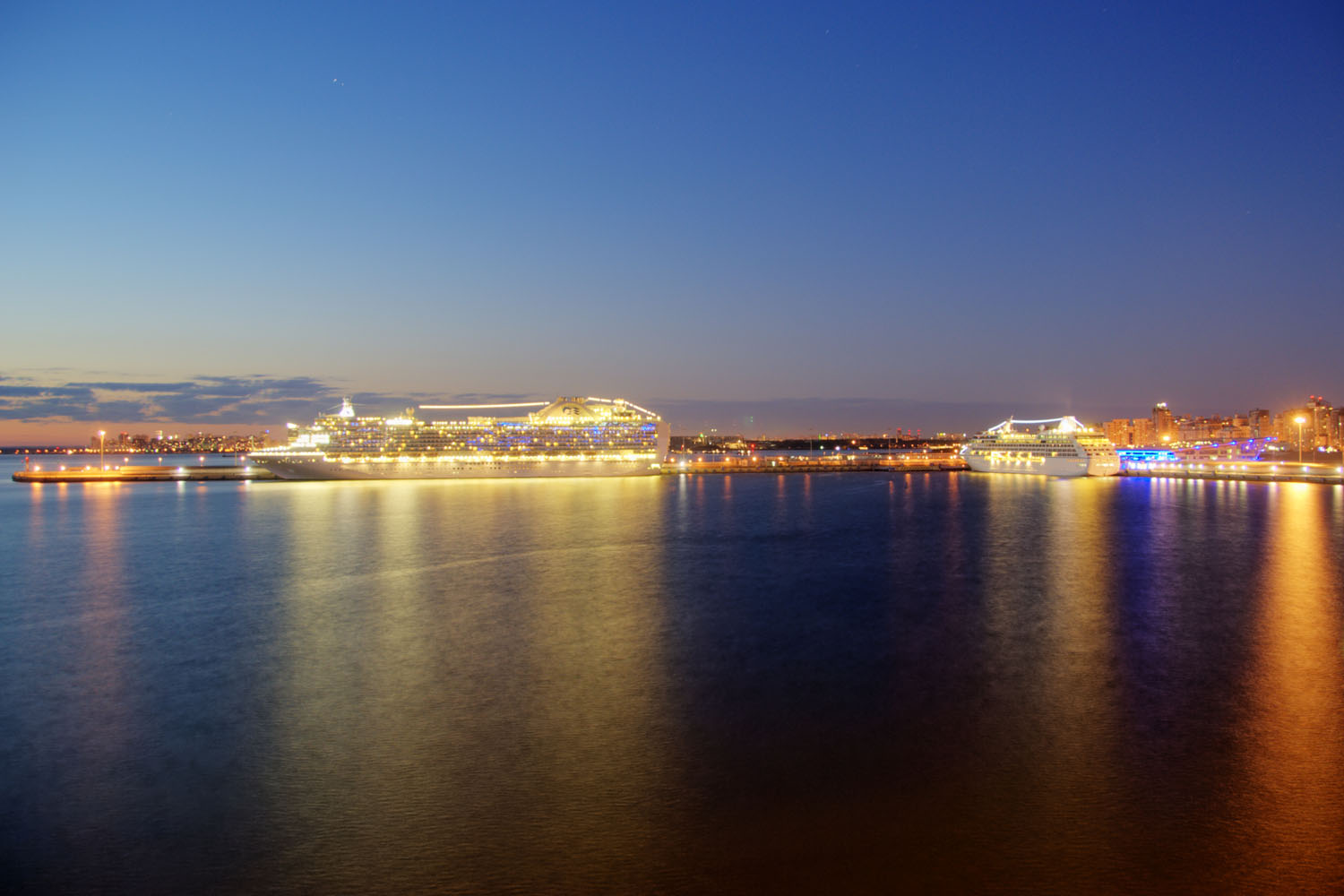 Eine "fast noch weiße" Nacht über den Passagierhafen von St. Petersburg