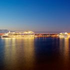 Eine "fast noch weiße" Nacht über den Passagierhafen von St. Petersburg