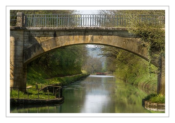eine feine Kanalbrücke in Burgund