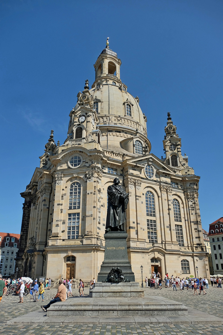 "Eine feste Burg" Frauenkirche mit Lutherdenkmal 