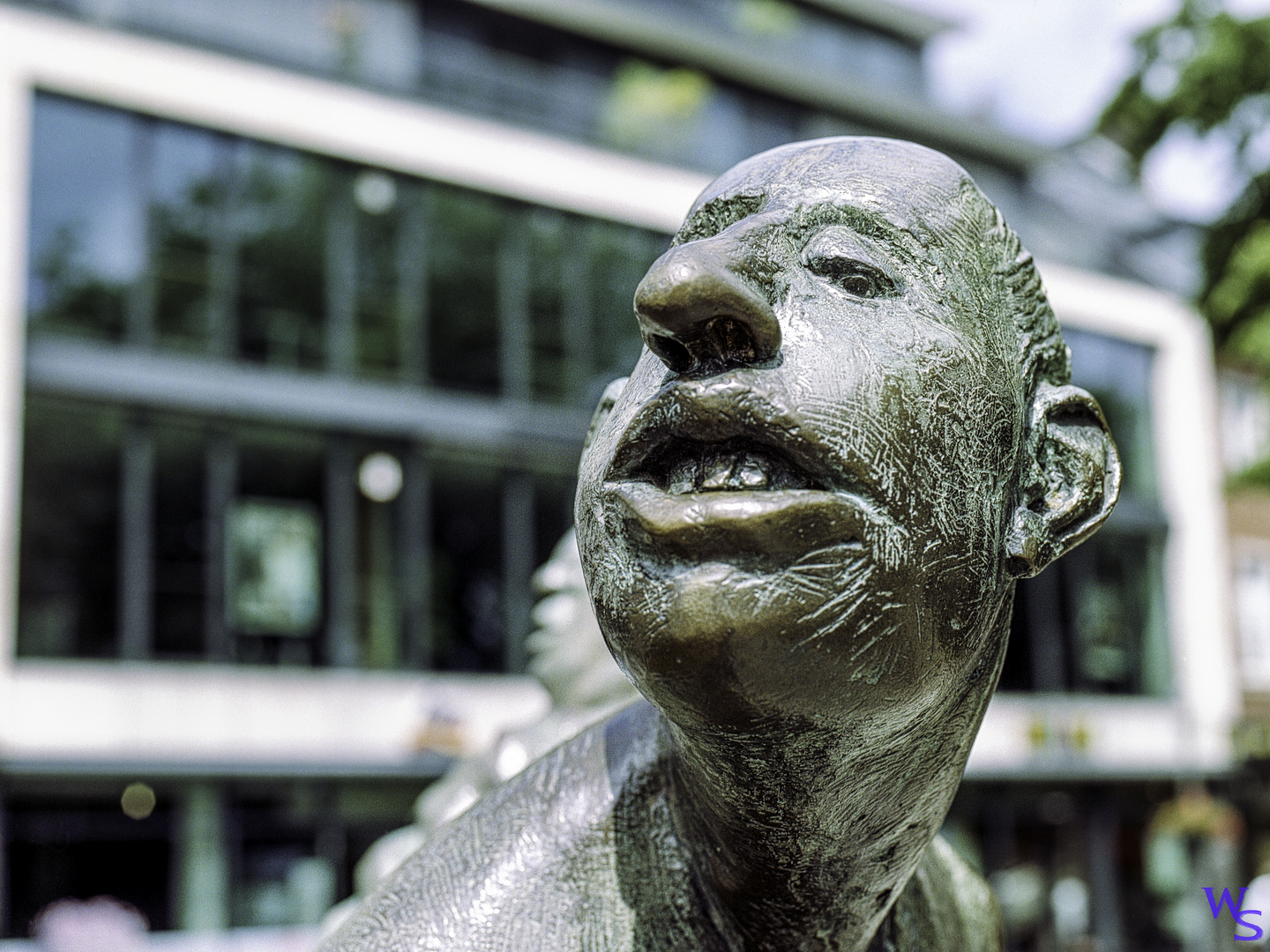 eine Figur des Brunnen "Der Lauf des Geldes"