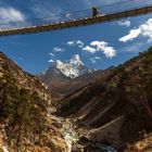 Eine Flussüberquerung mit Ama Dablam im Hintergrund auf dem Weg zum Mount Everest Base Camp