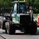 Eine Forstmaschine TIMBERJACK auf der Fähre Landwehr