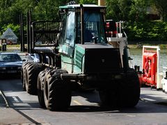 Eine Forstmaschine TIMBERJACK auf der Fähre Landwehr