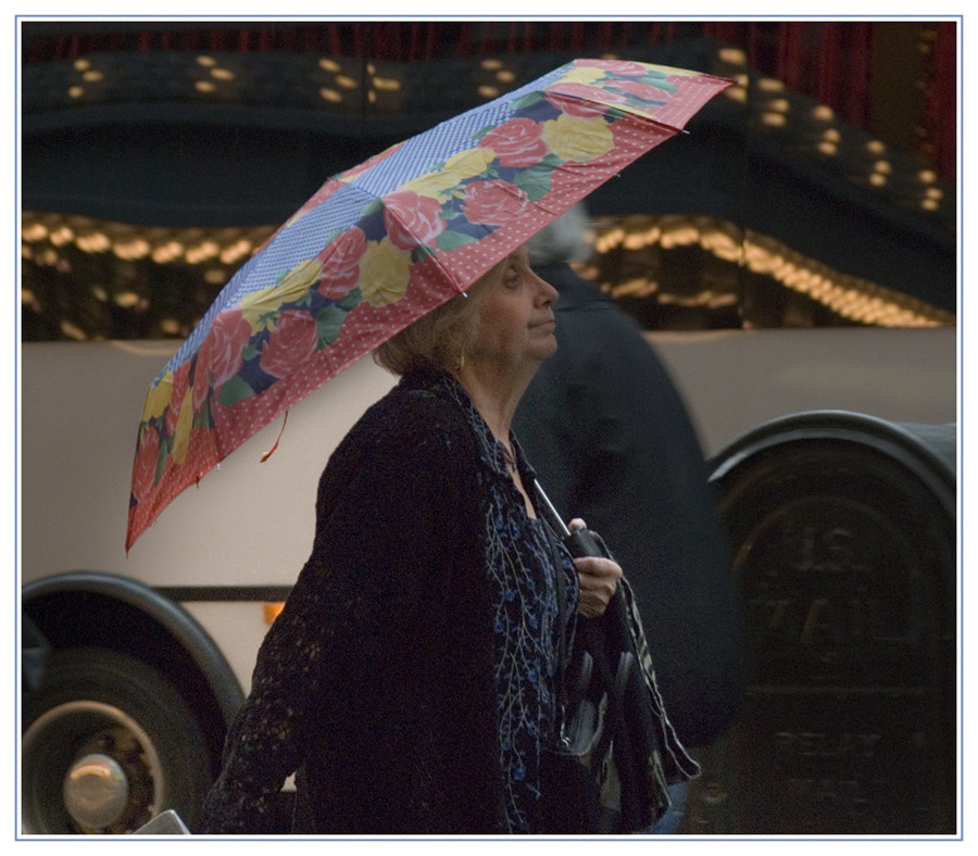 Eine Frau im Regen in New York
