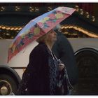 Eine Frau im Regen in New York