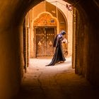 Eine Frau trägt Essen durch die Altstadt von Yazd