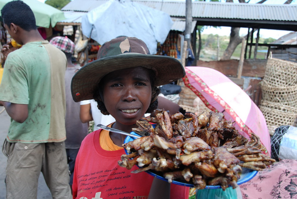 Eine Frau und Ihr Imbiss auf dem Weg nach Mampikony Madagaskar