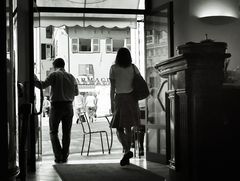 Eine Frau verläßt das Cafe!