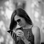 Eine Frau vertieft in ihr Handy