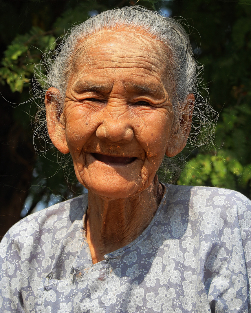 eine freundliche , älter Dame aus Myanmar 