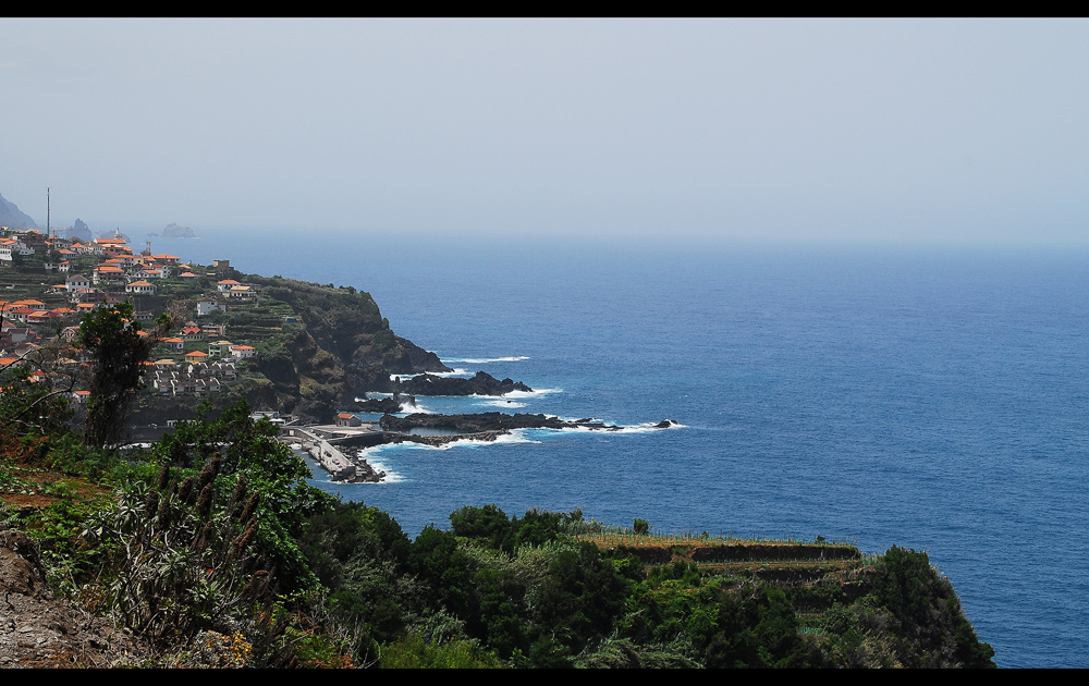 Eine für Madeira typische Küstenlandschaft