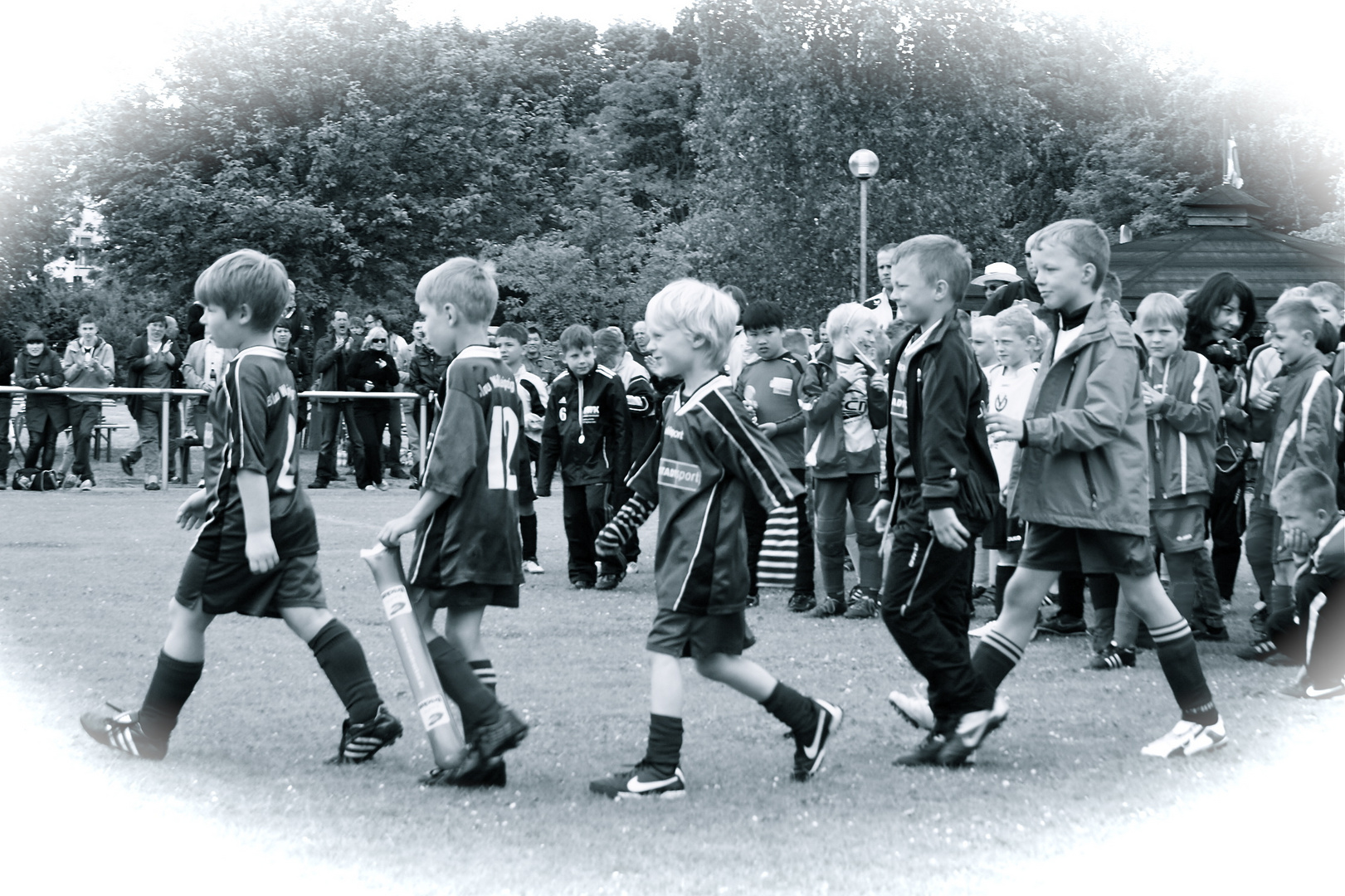 eine Fußballbande auf dem Weg zum Team