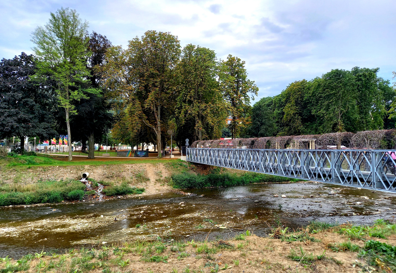 eine Fußgängerbrücke