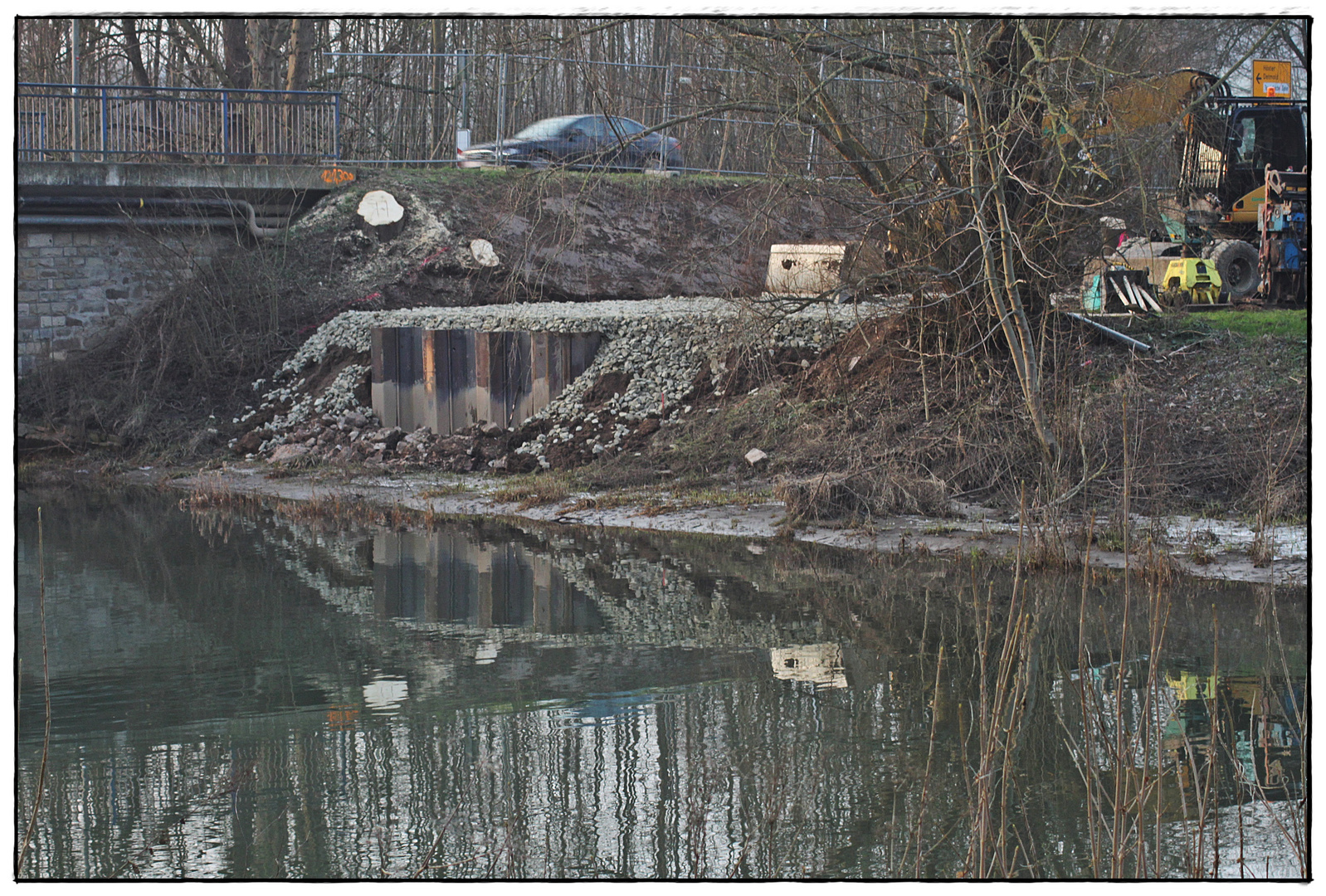 Eine Fußgängerbrücke wird gebaut