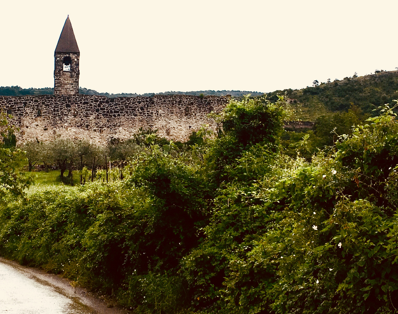 Eine ganz alte Kirche in Slovenen im Karst 