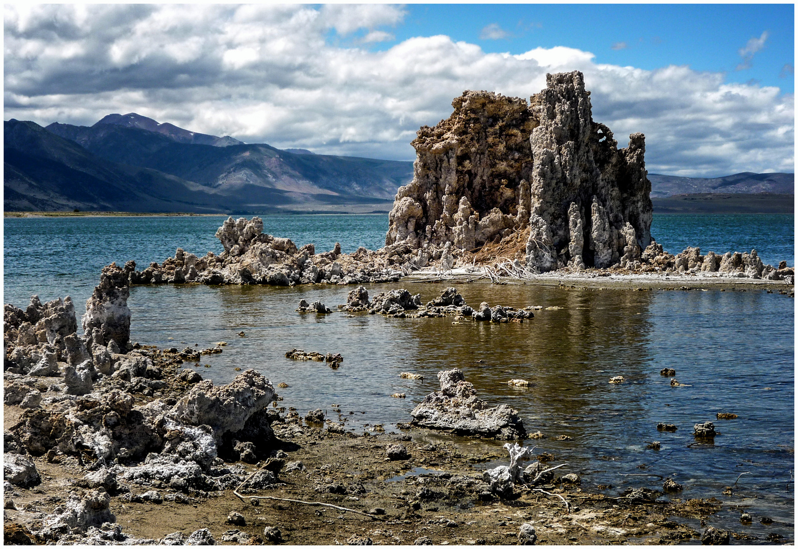 EINE GANZ NORMALE SPIEGELUNG IM MONO-LAKE....