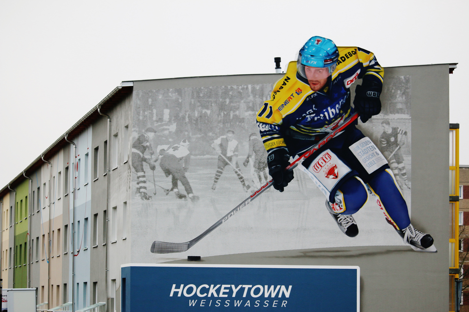 Eine ganze Stadt l e b t Eishockey...