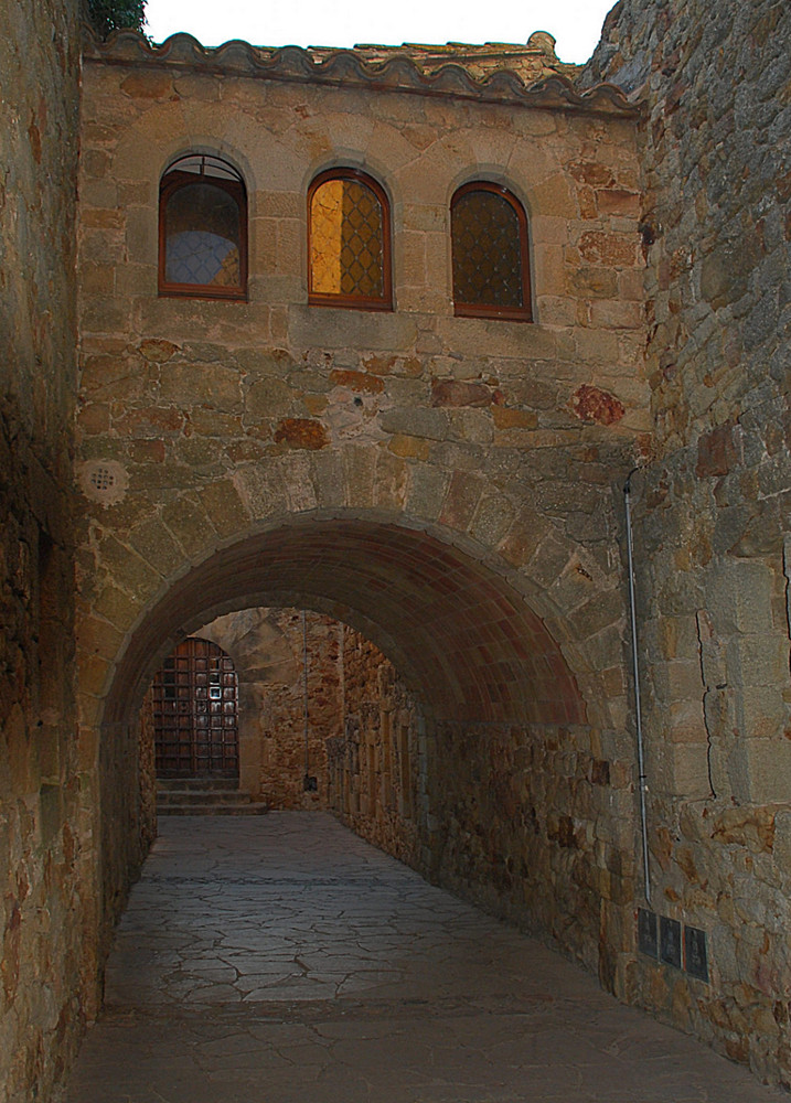 Eine Gasse im Pals # Un callejón en Pals