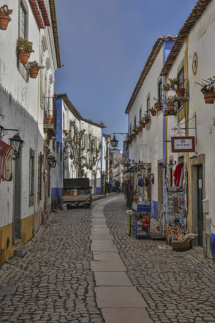 Eine Gasse in Orbidos, Portugal 