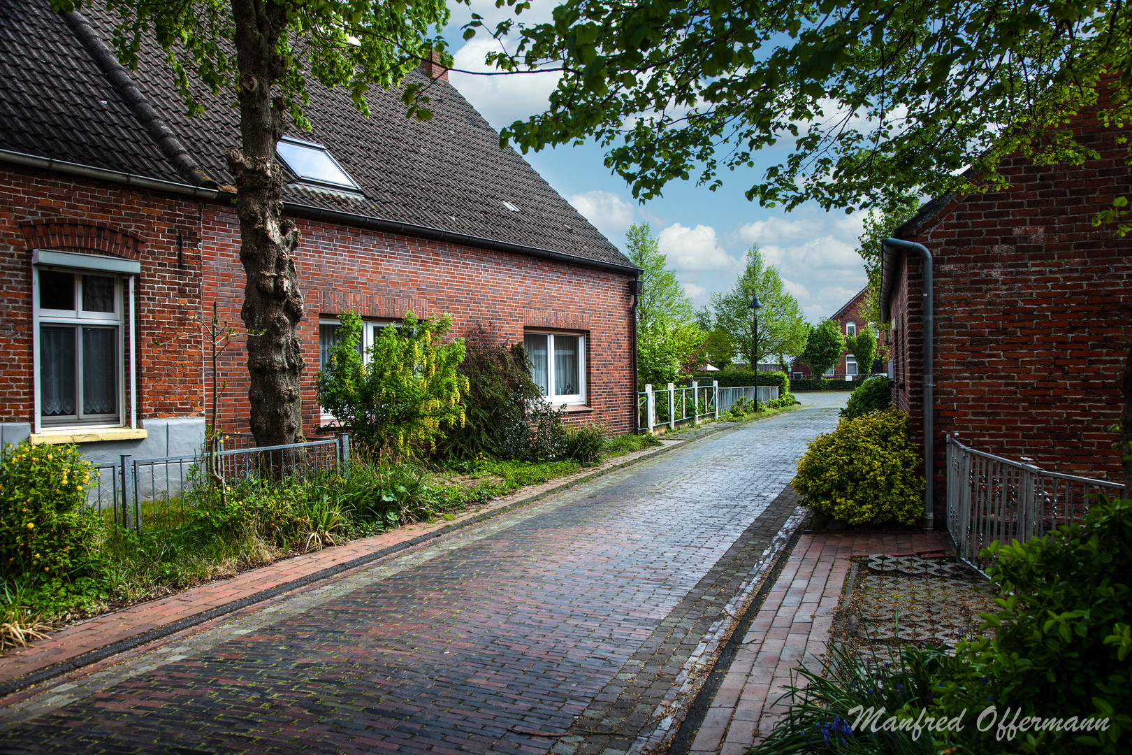 Eine Gasse in Rysum Ostfriesland