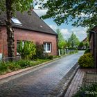 Eine Gasse in Rysum Ostfriesland