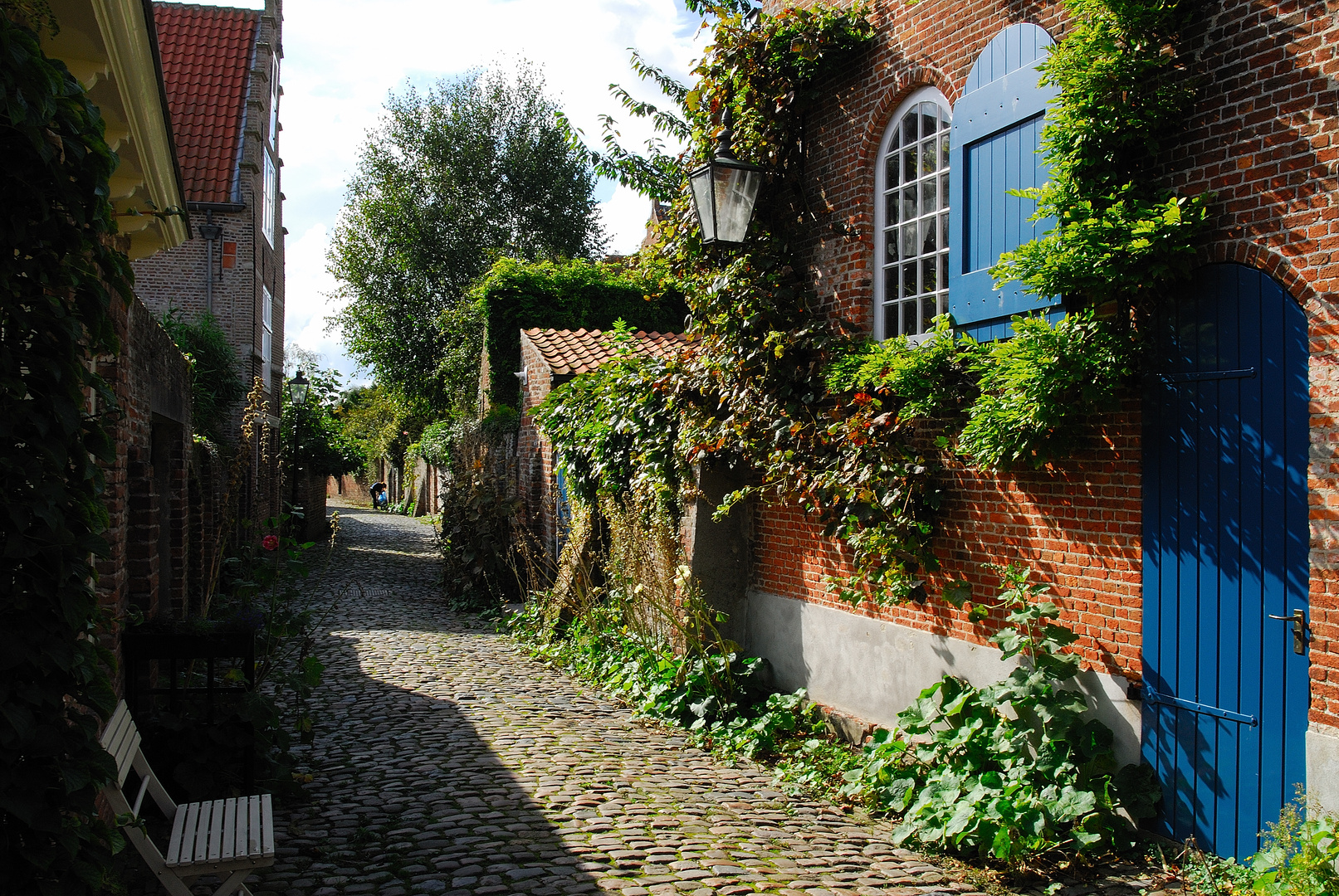 eine Gasse voller Türen