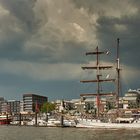 Eine Gewitterfront zog gerade zur Eröffnung des Hafenfestes über Hamburg.