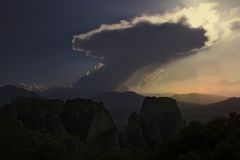 Eine gigantische Wolke warf ihren Schatten über ´s Land ...!