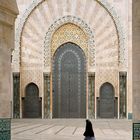 Eine Gläubige auf dem Weg zur Hassan-II.-Moschee in Casablanca