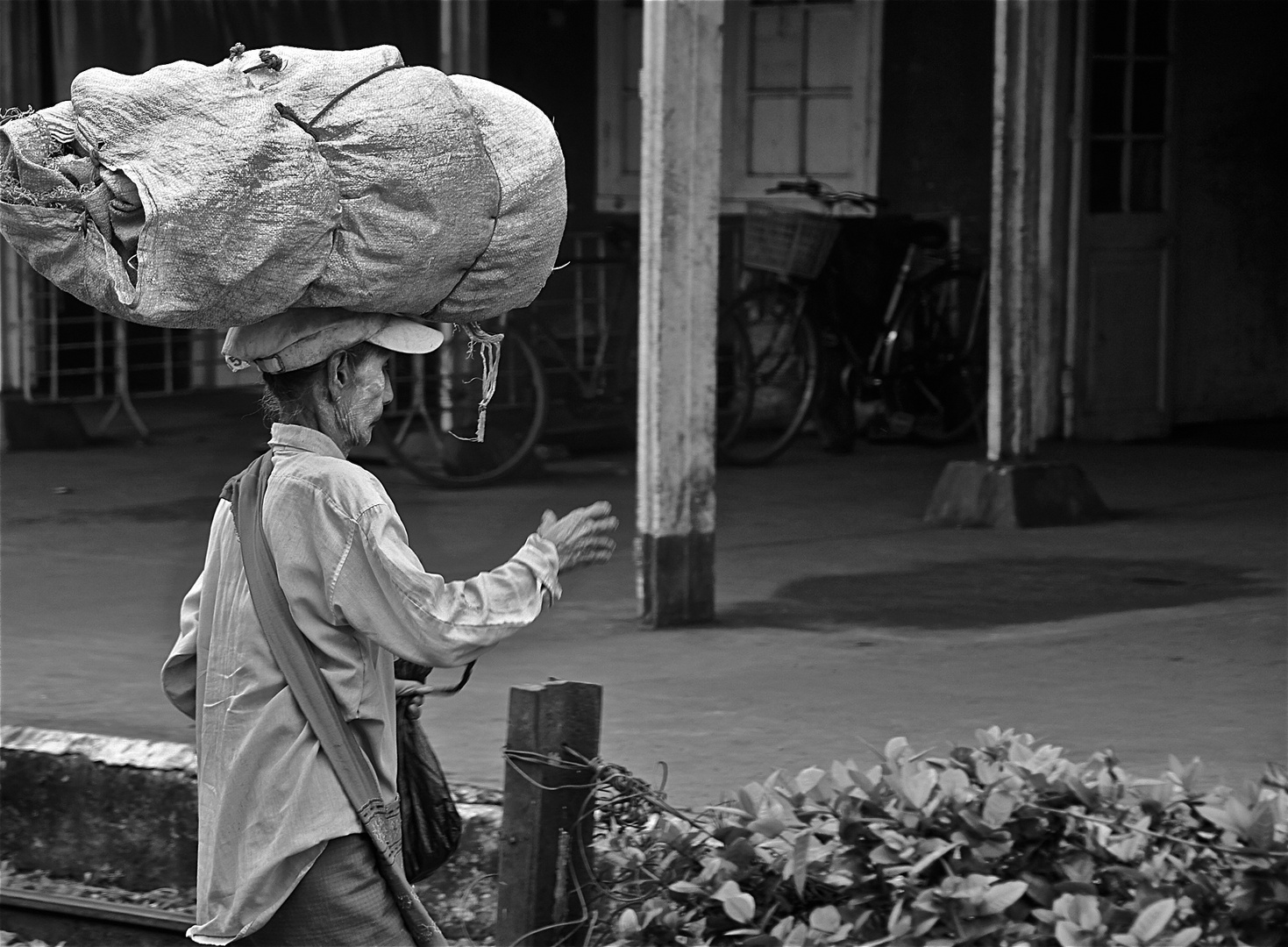 eine gleis-überquerung, yangon, burma 2011