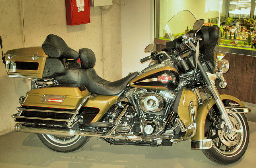 Eine goldene Harley