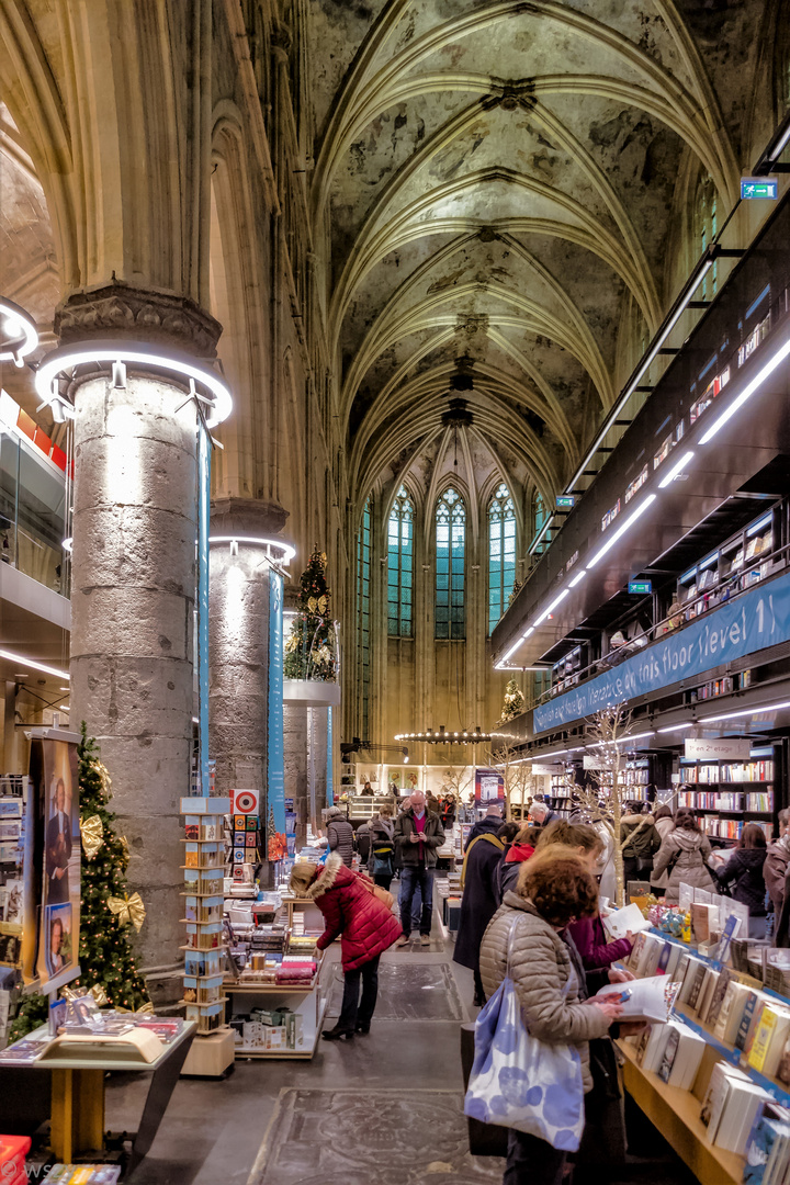 Eine gotische Dominikanerkirche findet eine neue Nutzung als Buchhandlung.